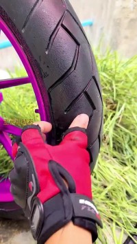 旧毛巾改造！清洁摩托车轮胎